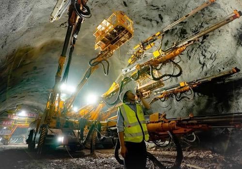 Feed beam on drill rigs.jpg