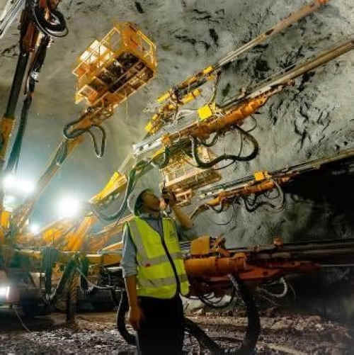 郑万高铁人和隧道顺利贯通